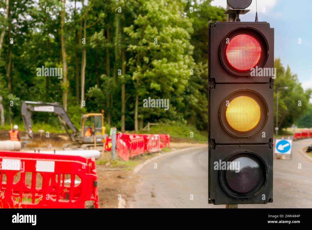 Primo piano del semaforo portatile temporaneo installato per gestire il flusso del traffico durante i lavori stradali Foto Stock