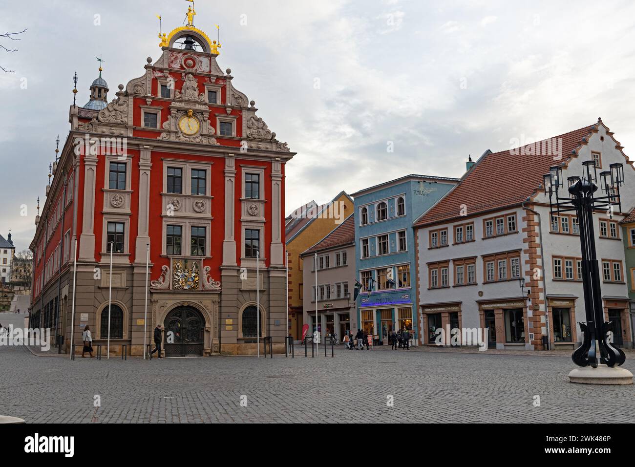 Mercato principale o Hauptmarkt tedesco con bel municipio rosso a Gotha Foto Stock
