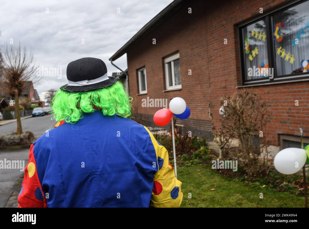 Rheinischer Frohsinn: ein Clown untzrwegs in Merzenich im Rheinland. *** Rheinischer Frohsinn un clown sulla strada a Merzenich nella Renania Foto Stock