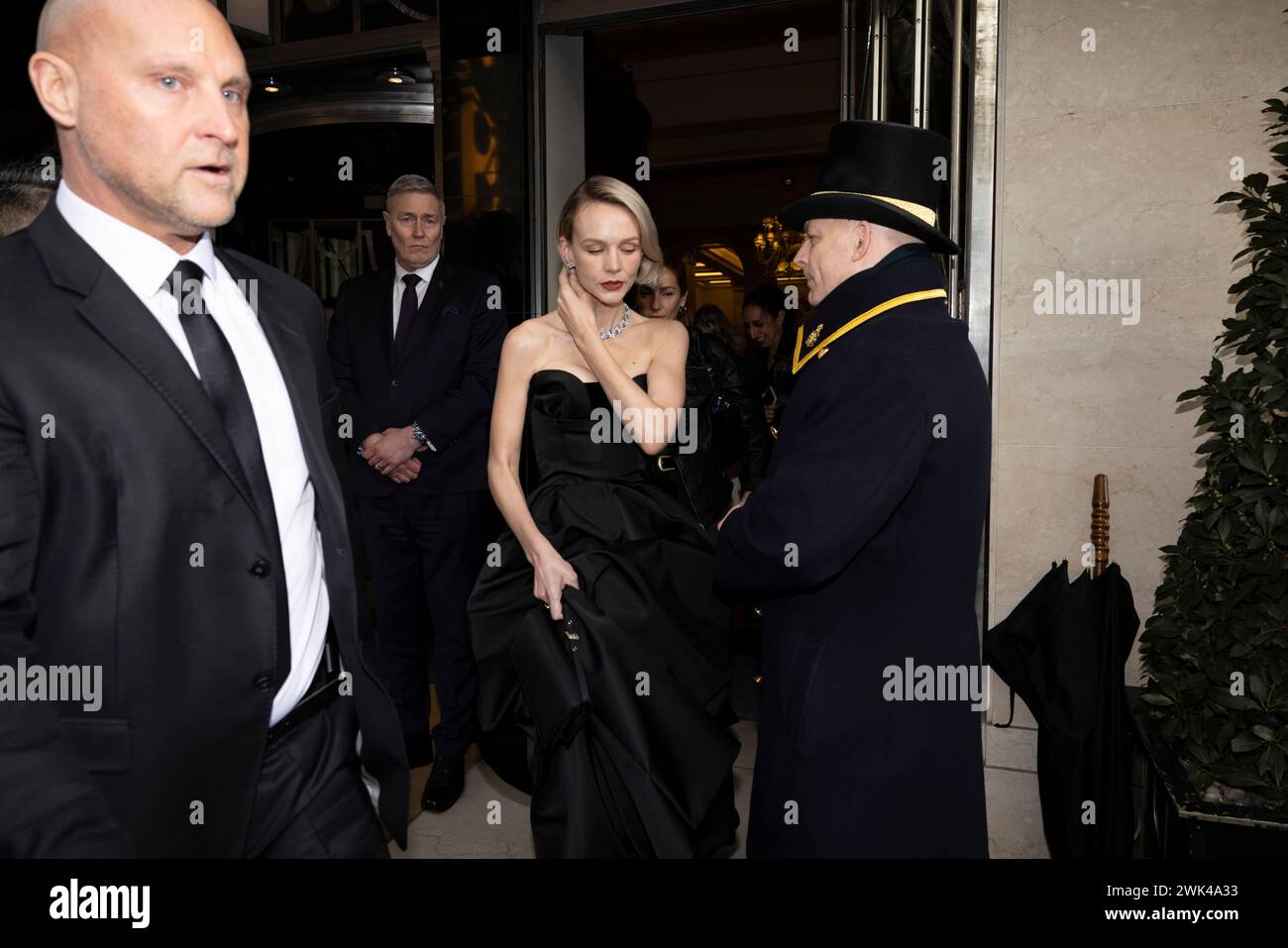 Londra, Regno Unito. 18 febbraio 2024. Carey Mulligan nominata per il premio come migliore attrice per il suo ruolo nel Maestro biografico Leonard Bernstein, e indossava un abito nero senza spalline della casa di moda francese Dior fotografato lasciando Claridge's Hotel prima della cerimonia BAFTA a Londra. 18 febbraio 2024. Mayfair, Londra, Inghilterra, Regno Unito crediti: Jeff Gilbert/Alamy Live News crediti: Jeff Gilbert/Alamy Live News Foto Stock