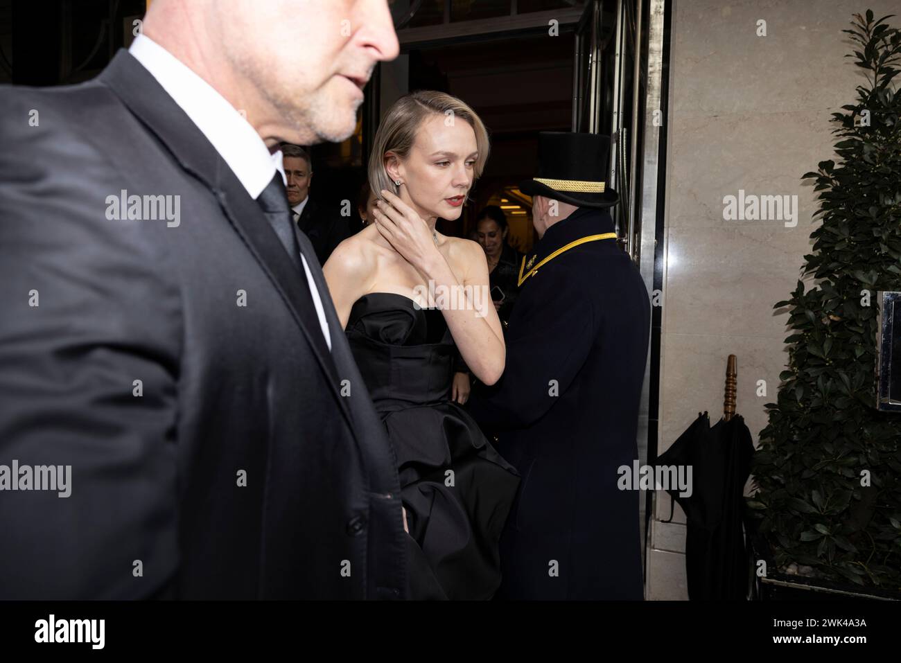 Londra, Regno Unito. 18 febbraio 2024. Carey Mulligan nominata per il premio come migliore attrice per il suo ruolo nel Maestro biografico Leonard Bernstein, e indossava un abito nero senza spalline della casa di moda francese Dior fotografato lasciando Claridge's Hotel prima della cerimonia BAFTA a Londra. 18 febbraio 2024. Mayfair, Londra, Inghilterra, Regno Unito crediti: Jeff Gilbert/Alamy Live News crediti: Jeff Gilbert/Alamy Live News Foto Stock