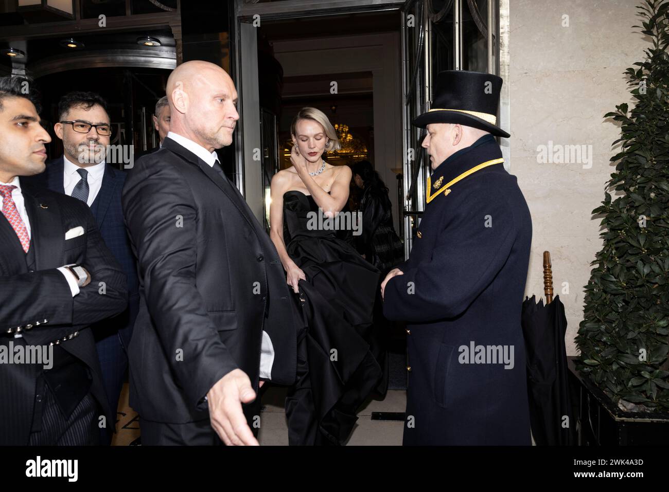 Londra, Regno Unito. 18 febbraio 2024. Carey Mulligan nominata per il premio come migliore attrice per il suo ruolo nel Maestro biografico Leonard Bernstein, e indossava un abito nero senza spalline della casa di moda francese Dior fotografato lasciando Claridge's Hotel prima della cerimonia BAFTA a Londra. 18 febbraio 2024. Mayfair, Londra, Inghilterra, Regno Unito crediti: Jeff Gilbert/Alamy Live News crediti: Jeff Gilbert/Alamy Live News Foto Stock