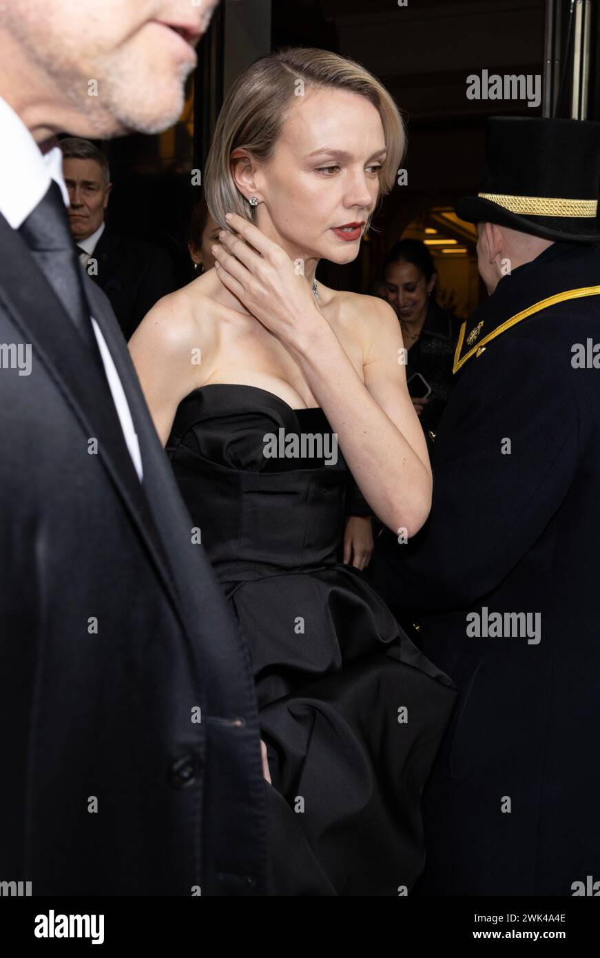 Londra, Regno Unito. 18 febbraio 2024. Carey Mulligan nominata per il premio come migliore attrice per il suo ruolo nel Maestro biografico Leonard Bernstein, e indossava un abito nero senza spalline della casa di moda francese Dior fotografato lasciando Claridge's Hotel prima della cerimonia BAFTA a Londra. 18 febbraio 2024. Mayfair, Londra, Inghilterra, Regno Unito crediti: Jeff Gilbert/Alamy Live News crediti: Jeff Gilbert/Alamy Live News Foto Stock