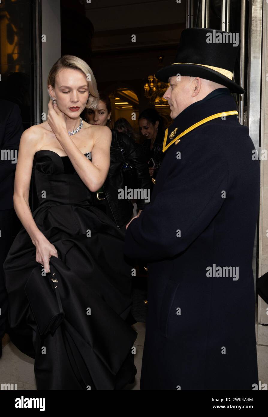 Londra, Regno Unito. 18 febbraio 2024. Carey Mulligan nominata per il premio come migliore attrice per il suo ruolo nel Maestro biografico Leonard Bernstein, e indossava un abito nero senza spalline della casa di moda francese Dior fotografato lasciando Claridge's Hotel prima della cerimonia BAFTA a Londra. 18 febbraio 2024. Mayfair, Londra, Inghilterra, Regno Unito crediti: Jeff Gilbert/Alamy Live News crediti: Jeff Gilbert/Alamy Live News Foto Stock