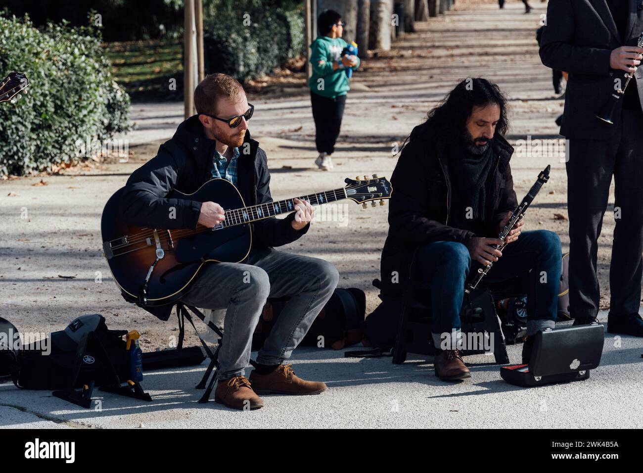 Madrid, Spagna - 28 gennaio 2024: Gruppo di musicisti di strada che suonano swing nel Parco del Retiro Foto Stock