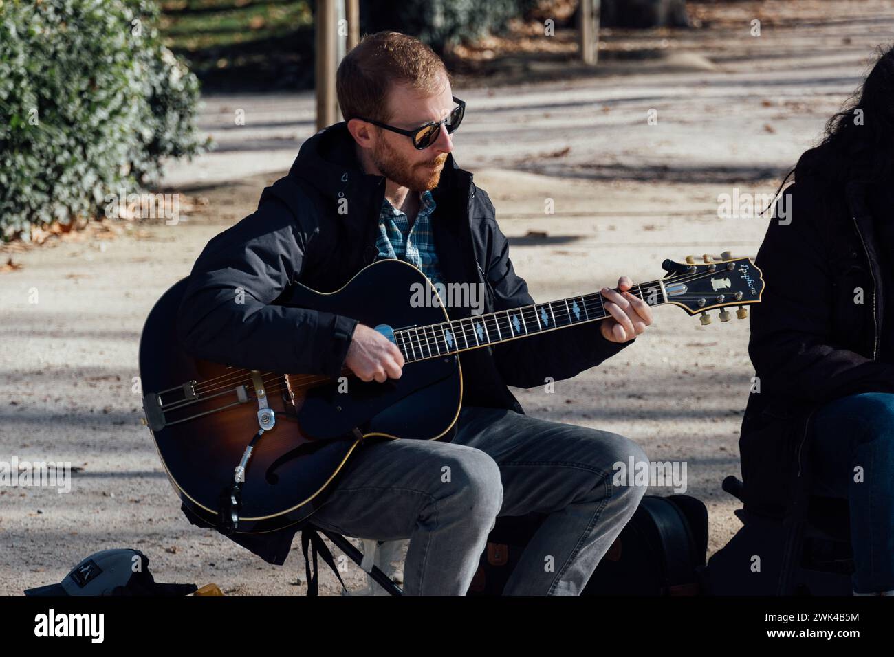 Madrid, Spagna - 28 gennaio 2024: Gruppo di musicisti di strada che suonano swing nel Parco del Retiro Foto Stock