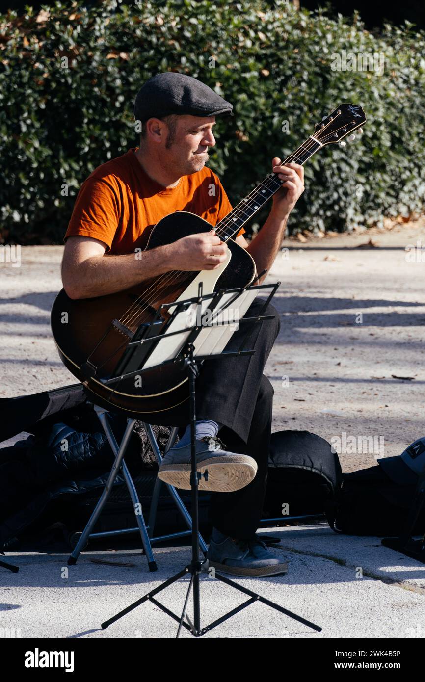 Madrid, Spagna - 28 gennaio 2024: Gruppo di musicisti di strada che suonano swing nel Parco del Retiro Foto Stock