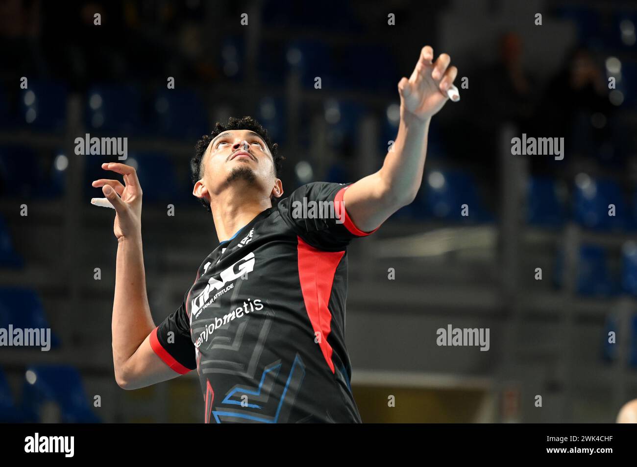 Civitanova Marche, Italia. 18 febbraio 2024. Cucine Lube Civitanova's Barthelemy Chinenyeze #1 durante cucine Lube Civitanova vs Cisterna Volley, partita di serie A maschile italiana a Civitanova Marche, Italia, 18 febbraio 2024 Credit: Independent Photo Agency/Alamy Live News Foto Stock