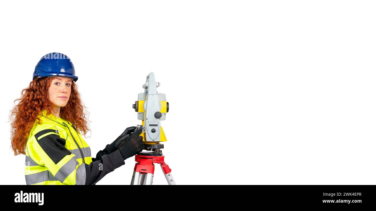 Ingegnere edile donna in attrezzature di sicurezza che lavora con l'ispezione di uno strumento EDM della stazione totale isolato su sfondo bianco. Edificio, meraviglia Foto Stock