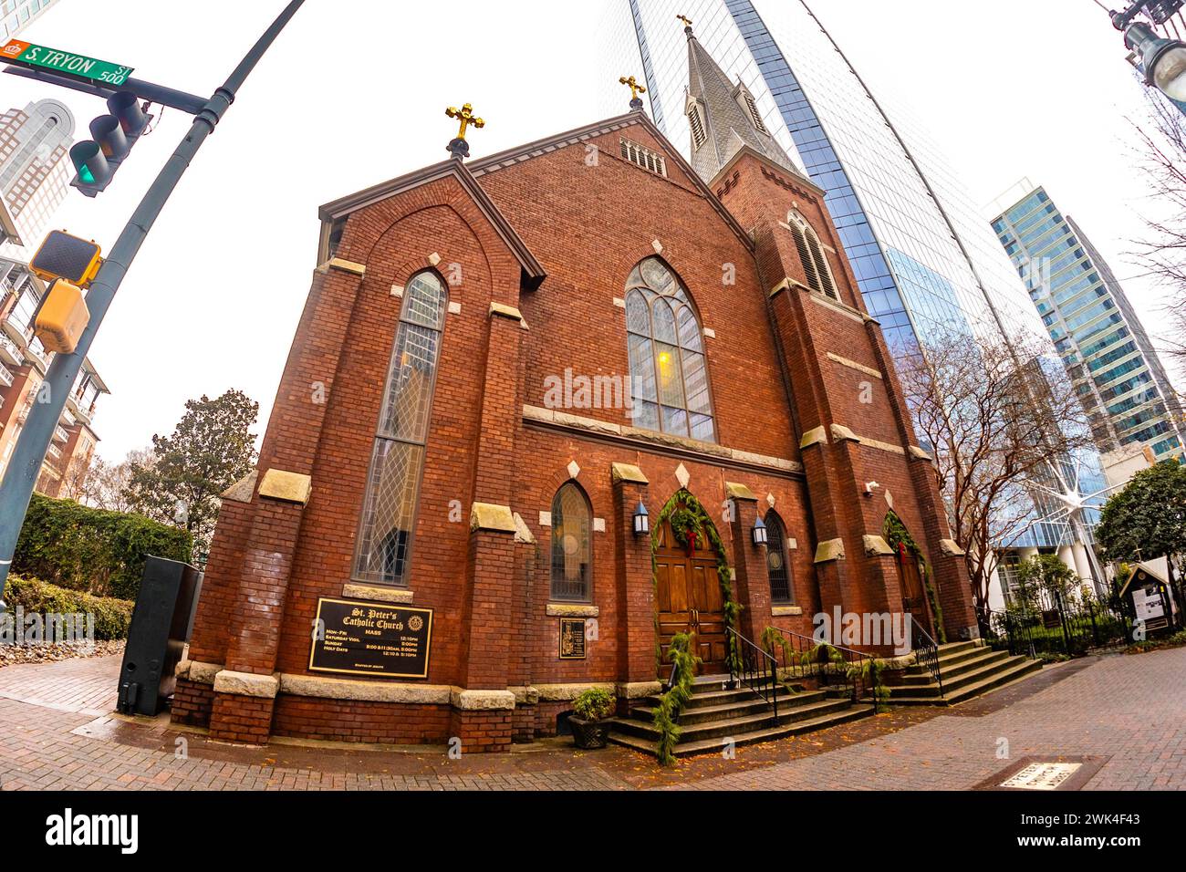 Edificio storico storico della chiesa cattolica di St. Peters a Charlotte Foto Stock