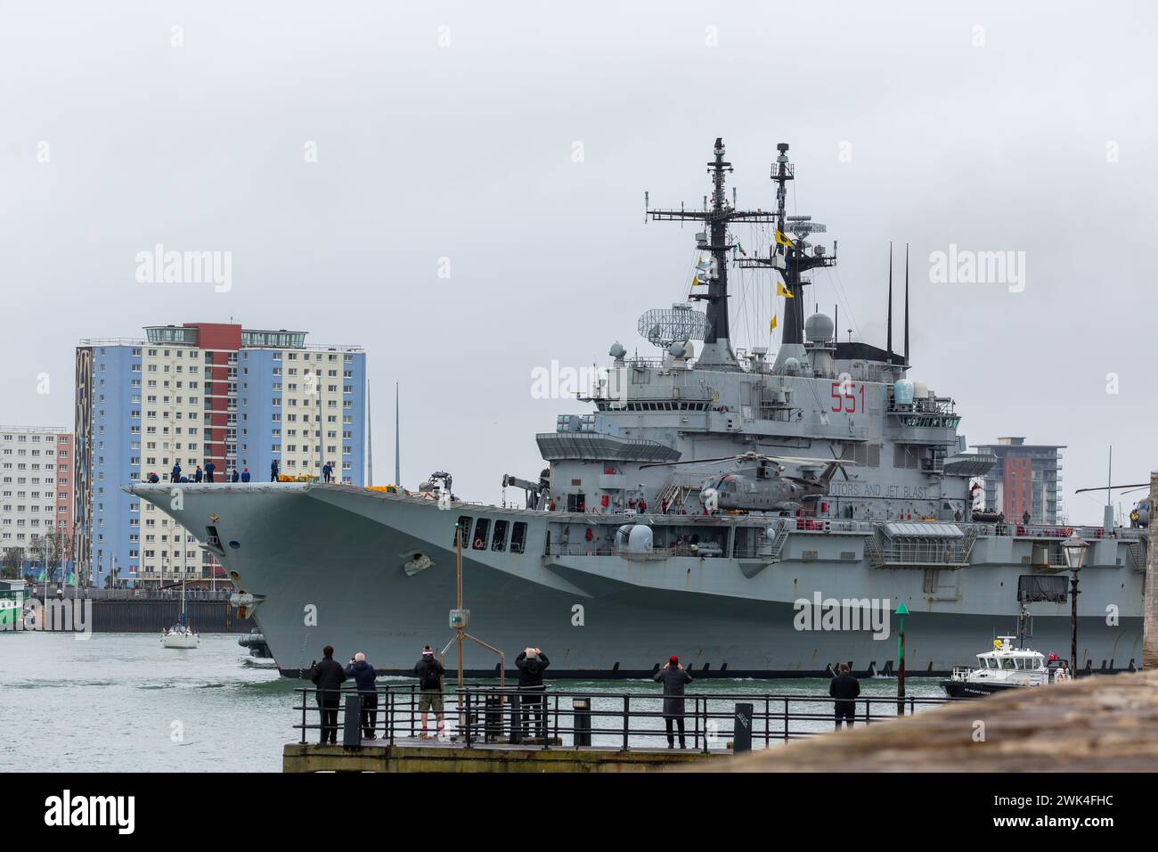 Portaerei italiano Giuseppe Garibaldi C 551 in partenza da Portsmouth nel febbraio 2024. Vista parziale con fila di fotografi sul molo Victoria. Foto Stock