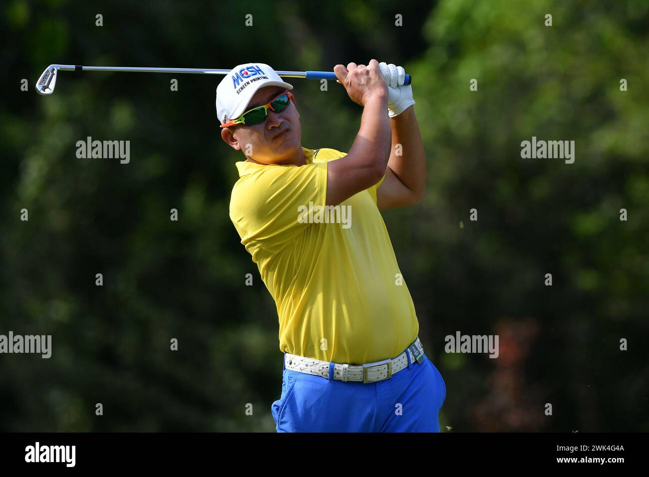 SERDANG - FEB 18: Angelo Que delle Filippine ha sparato il suo tee al secondo tee box durante l'ultimo round 0f IRS prima Malaysia Open 2024 al Mines Resort & Golf Club, Serdang, Selangor, Malesia, il 18 febbraio 2024. (Foto di Ali Mufti) credito: Ali Mufti/Alamy Live News Foto Stock