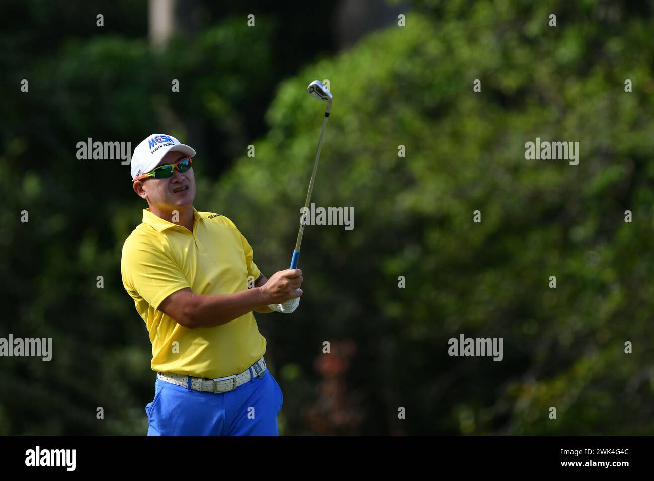 SERDANG - FEB 18: Angelo Que delle Filippine ha sparato il suo tee al secondo tee box durante l'ultimo round 0f IRS prima Malaysia Open 2024 al Mines Resort & Golf Club, Serdang, Selangor, Malesia, il 18 febbraio 2024. (Foto di Ali Mufti) credito: Ali Mufti/Alamy Live News Foto Stock
