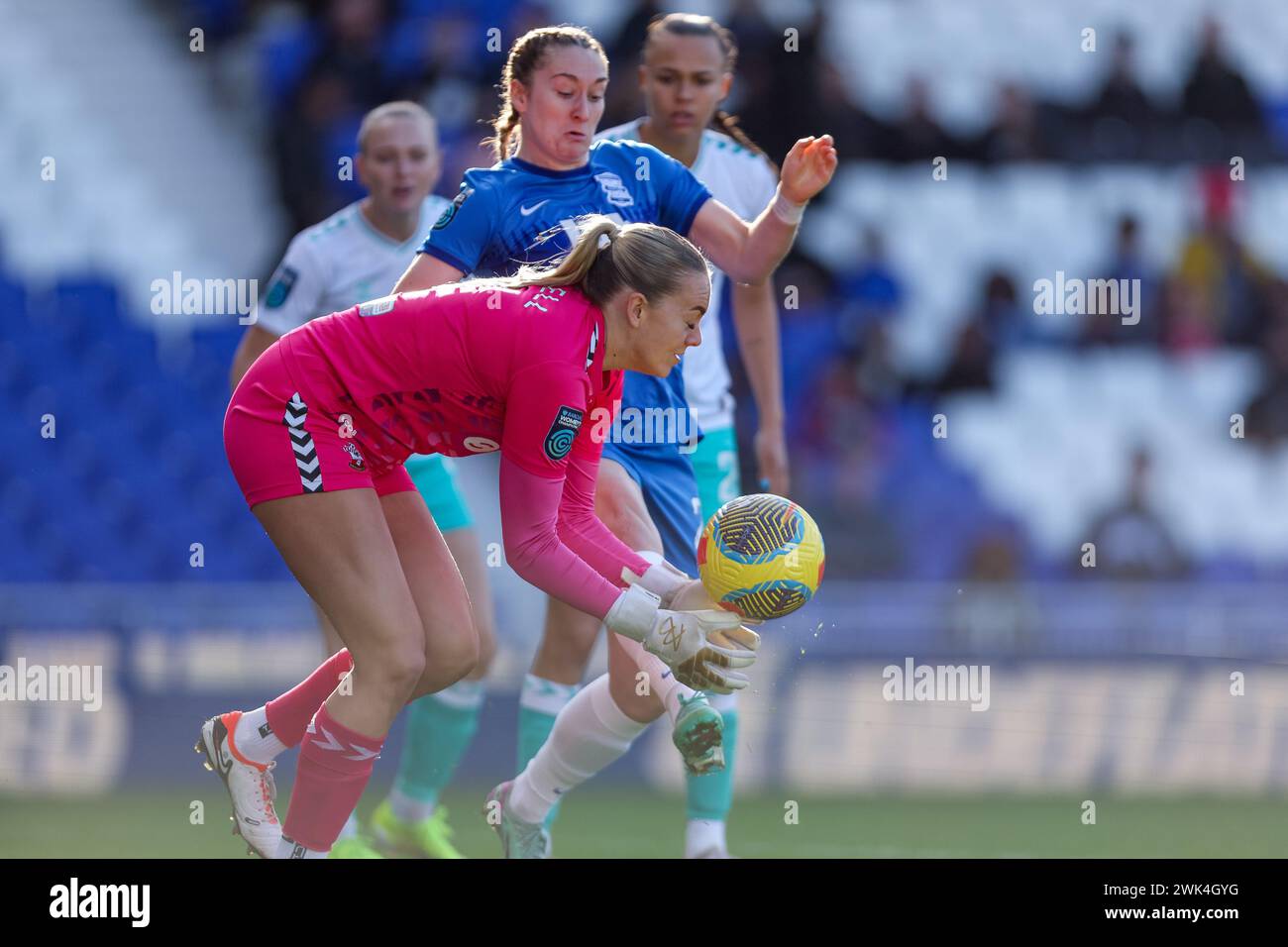 Birmingham, Regno Unito. 18 febbraio 2024. Durante il match per il Women Championship tra Birmingham City Women e Southampton Women a St Andrews, Birmingham, Inghilterra, il 18 febbraio 2024. Foto di Stuart Leggett. Solo per uso editoriale, licenza richiesta per uso commerciale. Non utilizzare in scommesse, giochi o pubblicazioni di singoli club/campionato/giocatori. Crediti: UK Sports Pics Ltd/Alamy Live News Foto Stock