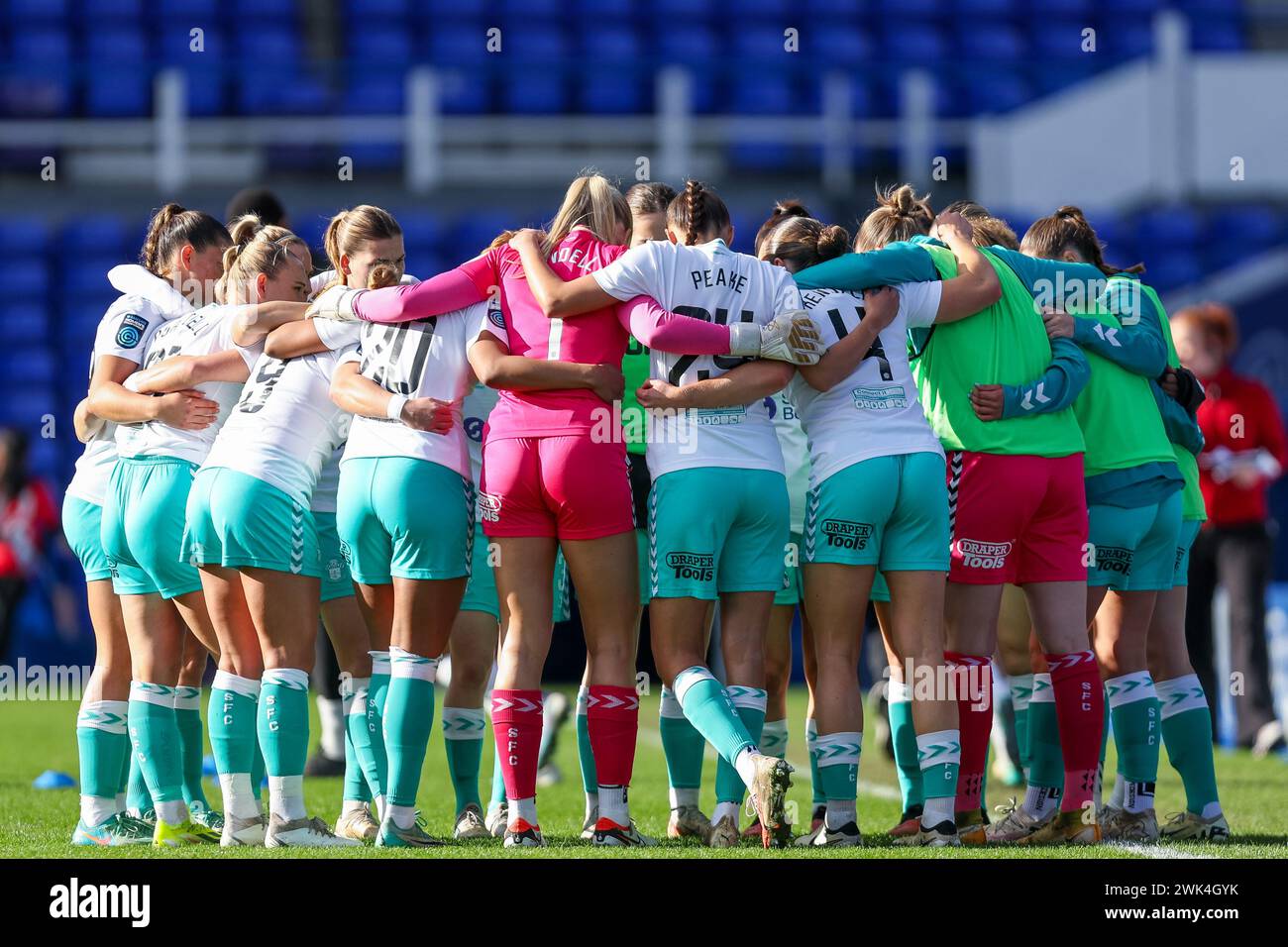 Birmingham, Regno Unito. 18 febbraio 2024. La squadra di Southampton si accosta davanti al calcio d'inizio durante la partita del campionato femminile tra Birmingham City Women e Southampton Women a St Andrews, Birmingham, Inghilterra, il 18 febbraio 2024. Foto di Stuart Leggett. Solo per uso editoriale, licenza richiesta per uso commerciale. Non utilizzare in scommesse, giochi o pubblicazioni di singoli club/campionato/giocatori. Crediti: UK Sports Pics Ltd/Alamy Live News Foto Stock