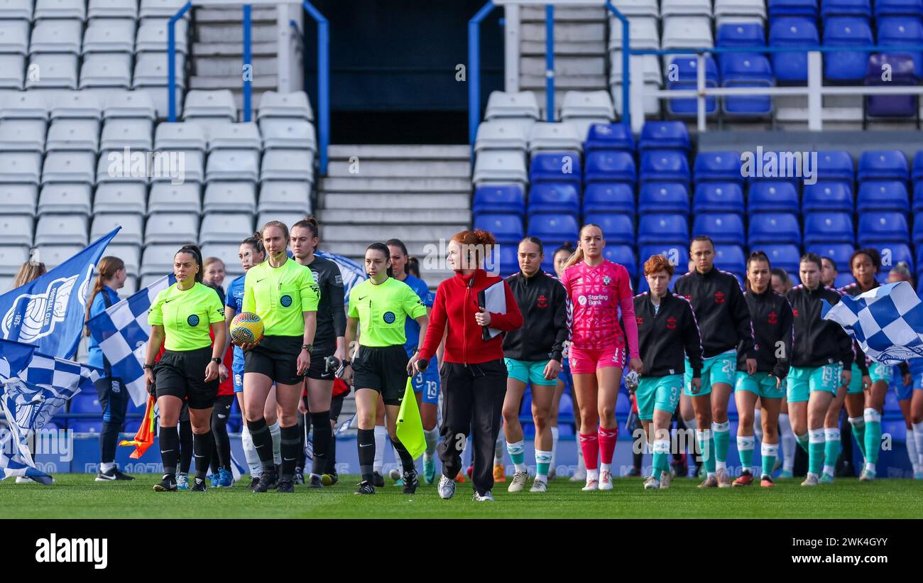 Birmingham, Regno Unito. 18 febbraio 2024. L'arbitro Aimee Kerr e gli assistenti guidano le squadre durante il match per il Women's Championship tra Birmingham City Women e Southampton Women a St Andrews, Birmingham, Inghilterra, il 18 febbraio 2024. Foto di Stuart Leggett. Solo per uso editoriale, licenza richiesta per uso commerciale. Non utilizzare in scommesse, giochi o pubblicazioni di singoli club/campionato/giocatori. Crediti: UK Sports Pics Ltd/Alamy Live News Foto Stock