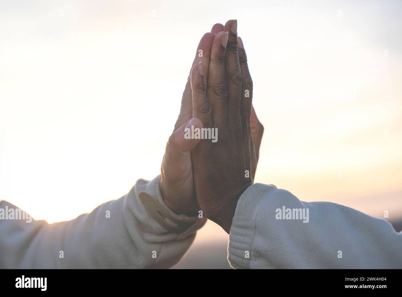 Mani di uomo bianco e afroamericano nero che si toccano dolcemente e dolcemente al tramonto. Il concetto di combattere con il razzismo e l'amicizia tra di noi Foto Stock
