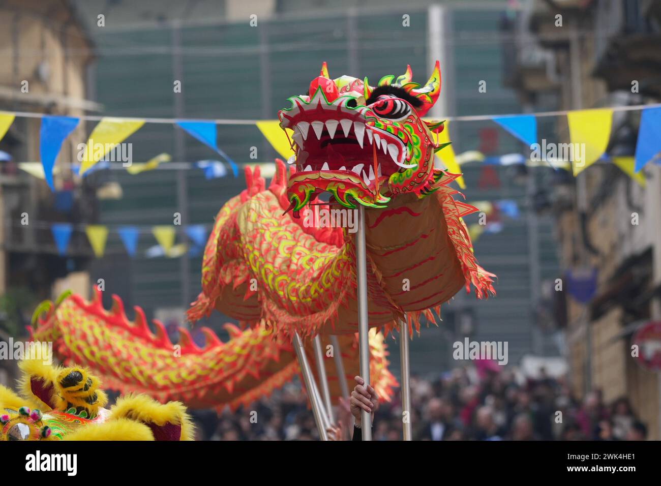 Torino, Italia - 18 febbraio 2024: Danza del drago durante la sfilata del capodanno cinese per le vie del centro città Foto Stock
