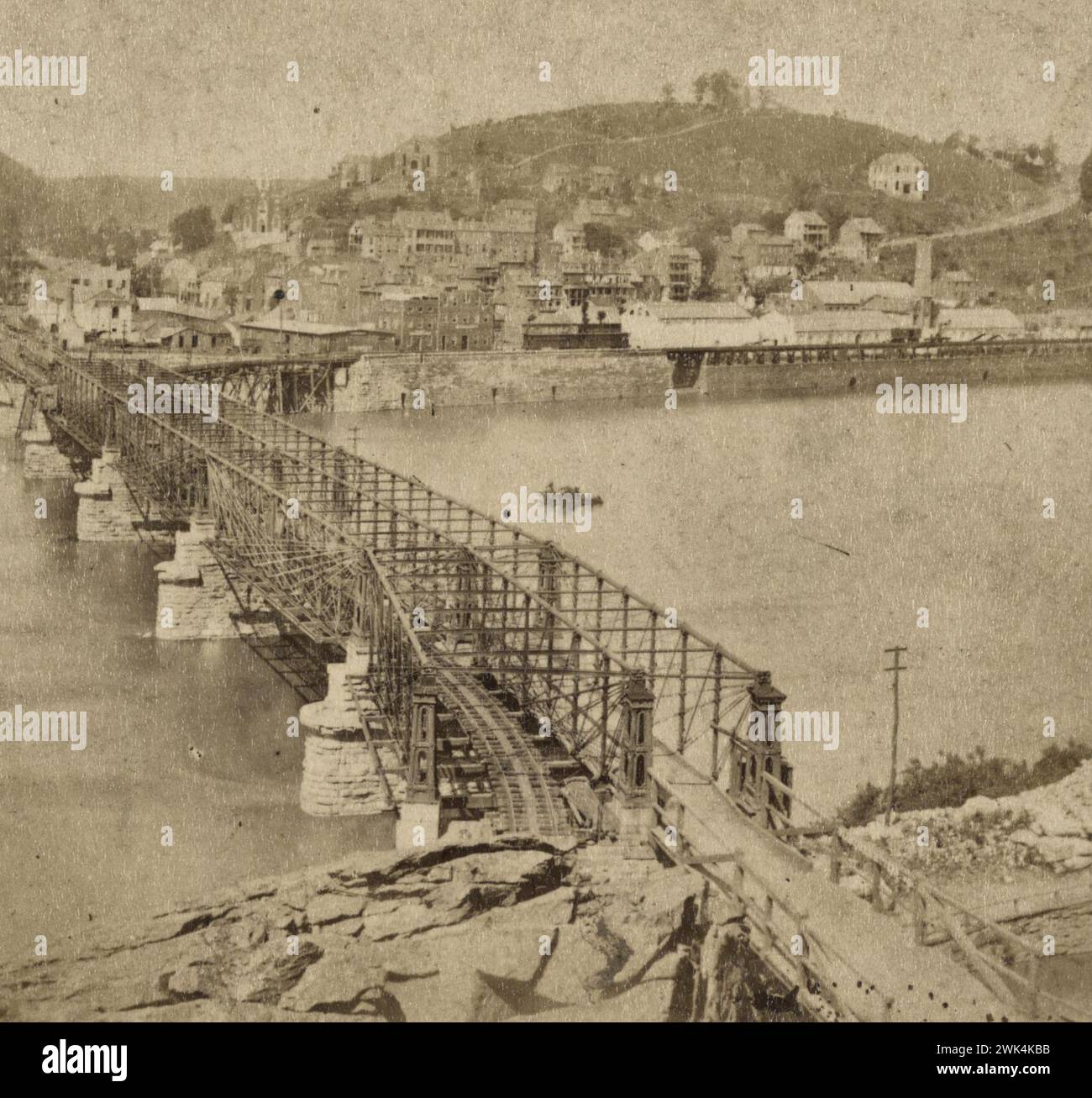 Vista della città, della ferrovia, del ponte e del fiume - Harper's Ferry, West Virginia, circa 1865 Foto Stock