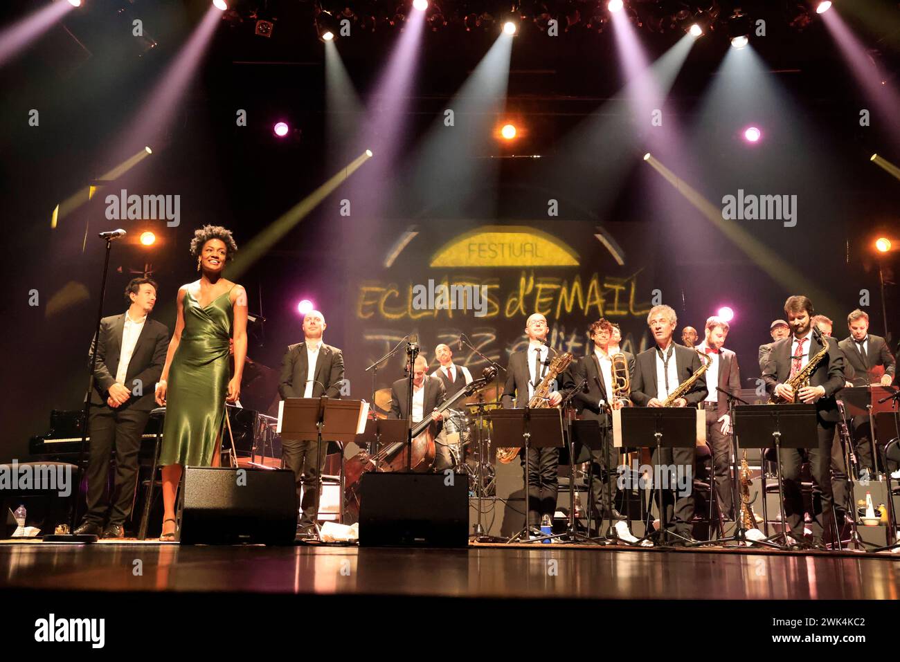 Célia Kameni. La cantante, compositrice e musicista jazz francese Célia Kameni con il gruppo The Amazing Keystone Big Band all'Éclats d'Email Jazz Édition Foto Stock