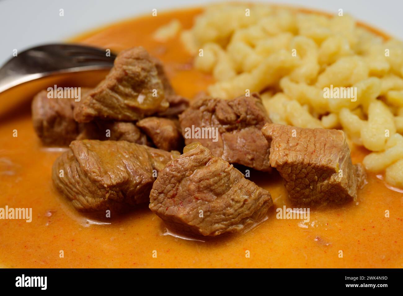 Goulash di vitello o Kalbsgulasch con salsa paprika e guanciali Foto Stock