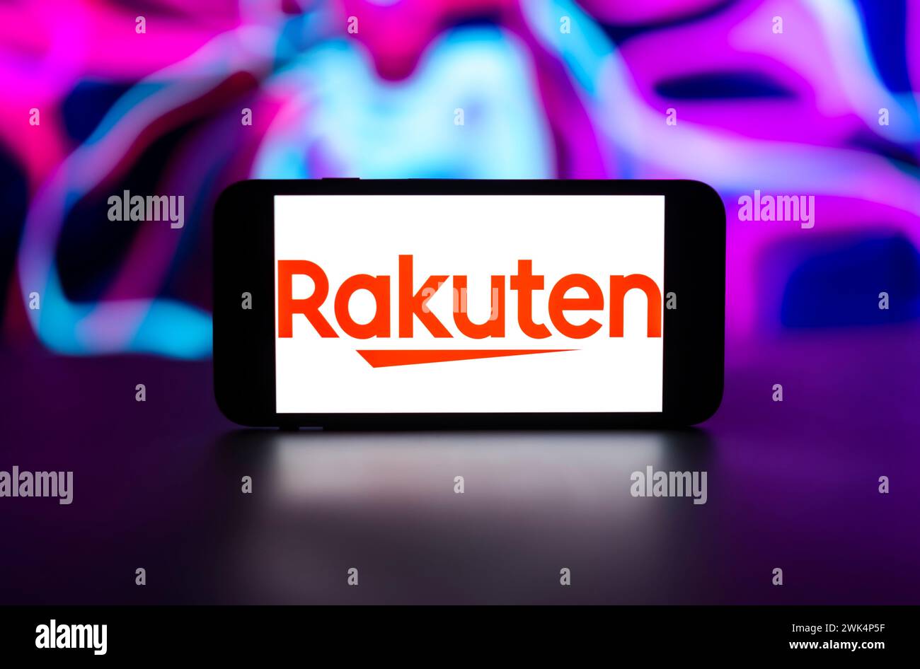 In questa immagine, il logo Rakuten viene visualizzato sullo schermo di un telefono cellulare. Foto Stock
