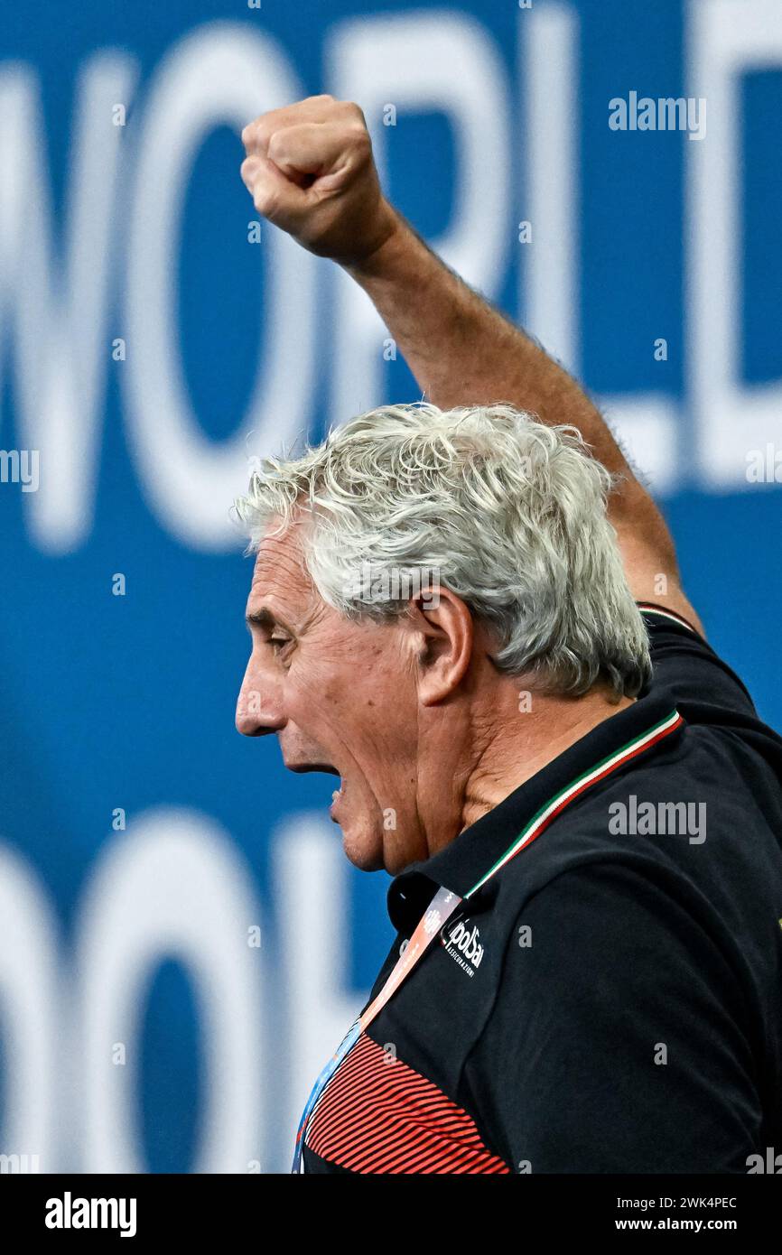 Doha, Qatar. 18 febbraio 2024. Cesare Butini sostiene le atlete durante il nuoto 4x100 m Medley Relay Women del 21° Campionato Mondiale di Aquatics all'Aspire Dome di Doha (Qatar), 18 febbraio 2024. Crediti: Insidefoto di andrea staccioli/Alamy Live News Foto Stock