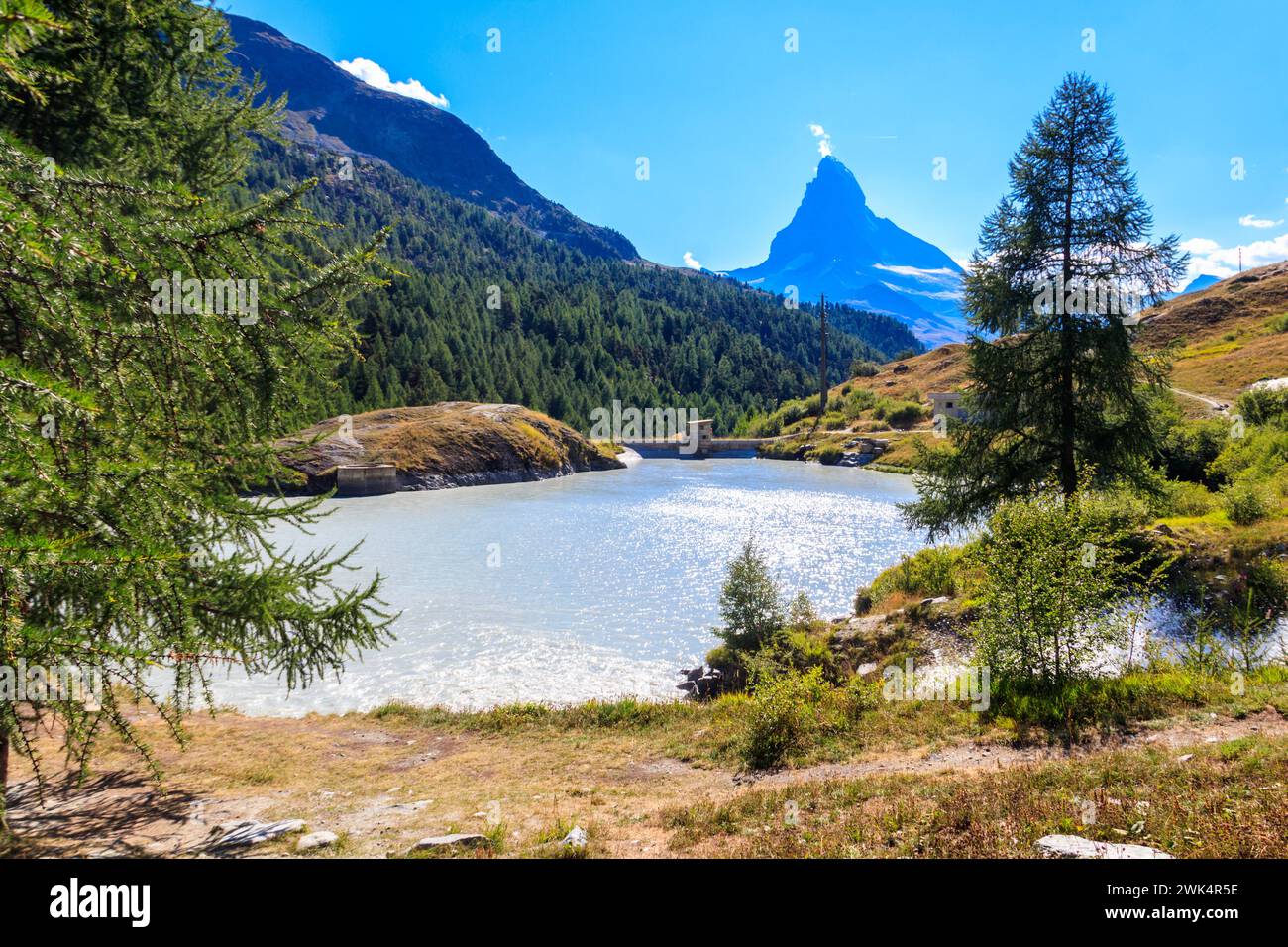 Vista sul lago Moosjisee e sul monte Matterhorn in estate sul sentiero dei cinque Laghi di Zermatt, in Svizzera Foto Stock