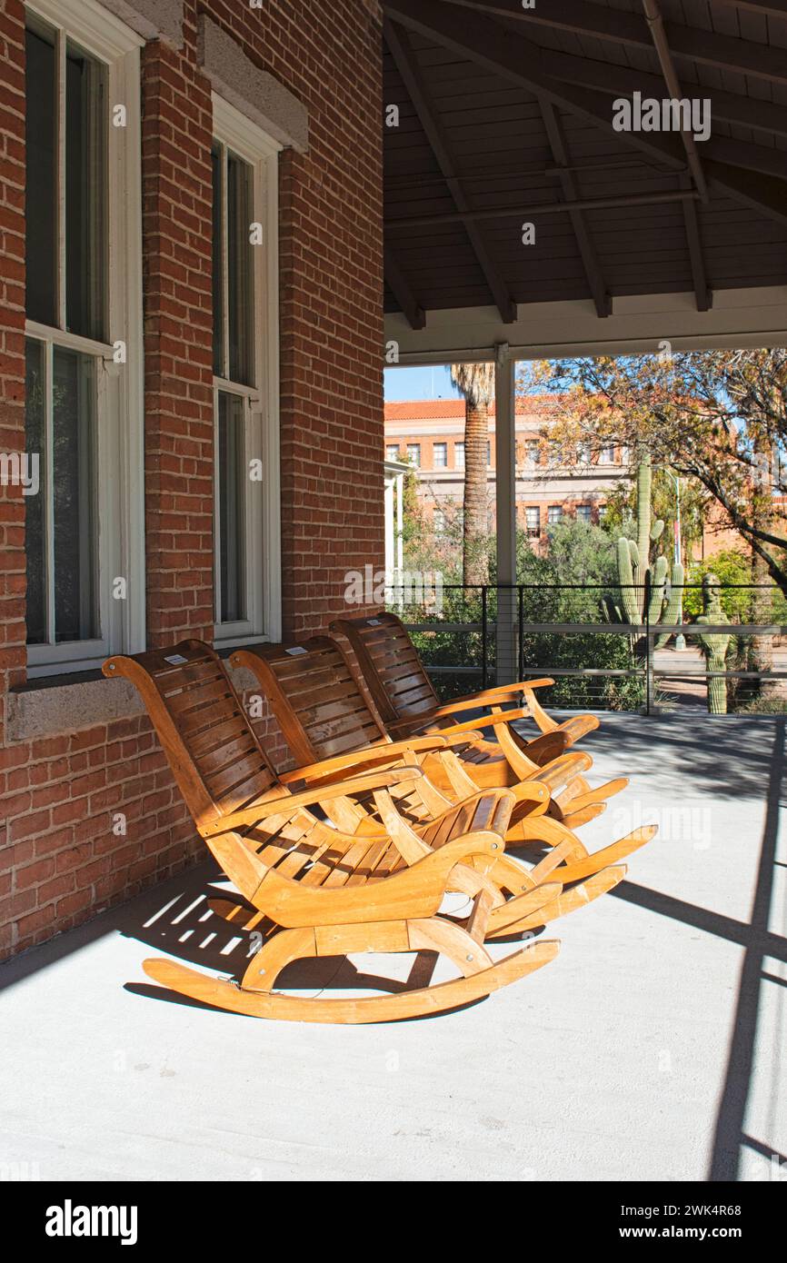 Tre sedie a dondolo sul portico dell'Old Main, che un tempo era l'unico edificio del campus dell'Università dell'Arizona a Tucson con sei insegnanti Foto Stock