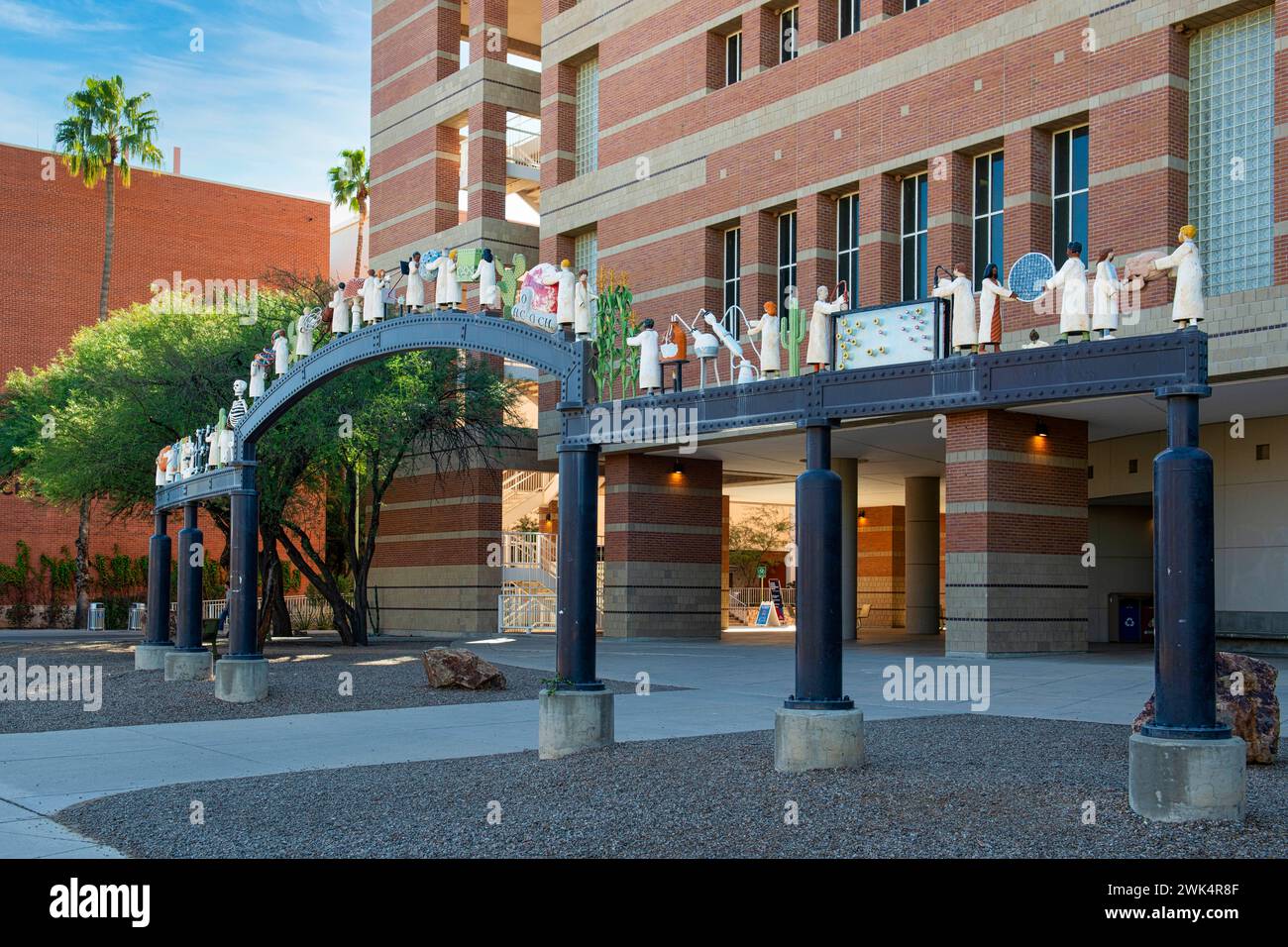 25 statuette in cima all'Arco della scoperta di fronte all'edificio della scienza Koffler nel campus della University of Arizona, Tucson Foto Stock