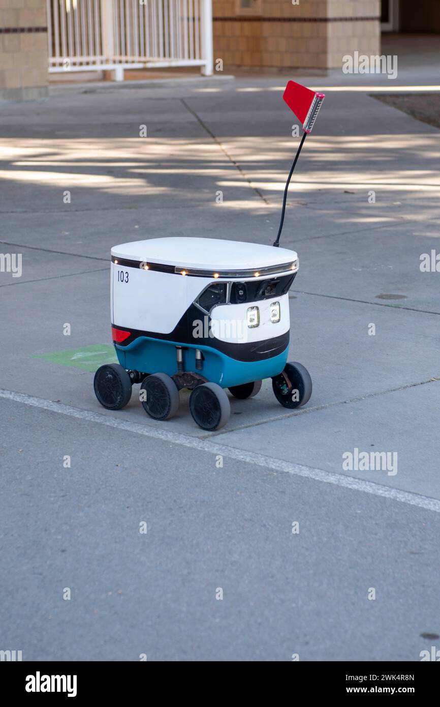 Robot di consegna nel campus della University of Arizona di Tucson, che si dirige verso il destinatario da solo. Foto Stock