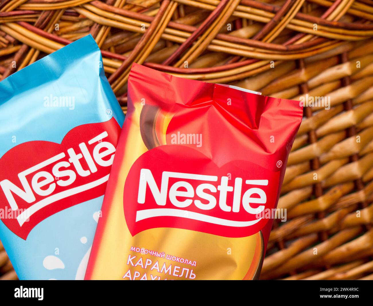 Barretta di cioccolato Nestlé con nocciole. Foto Stock