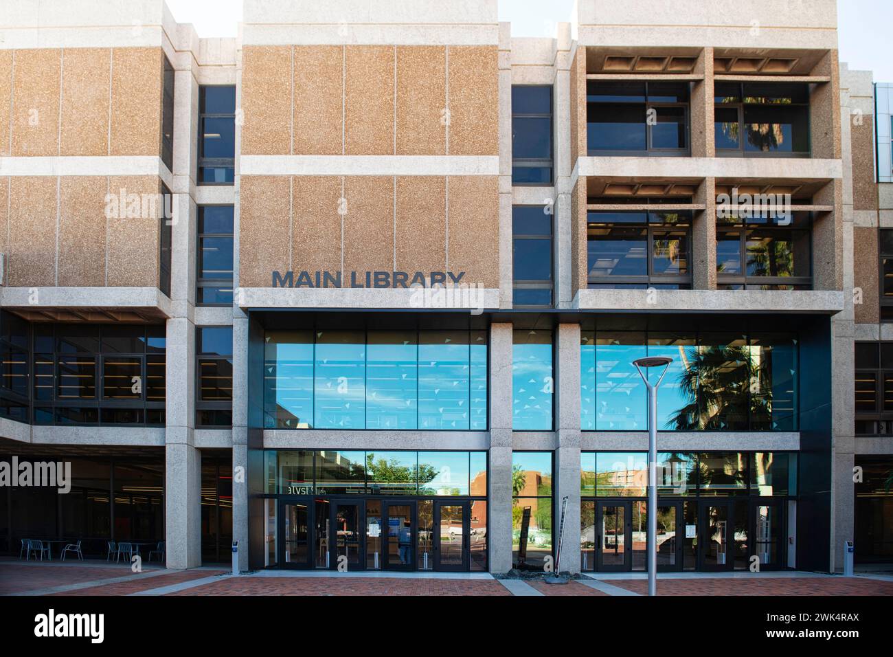 All'esterno dell'edificio principale della biblioteca, uno dei sei del campus della University of Arizona, Tucson Foto Stock