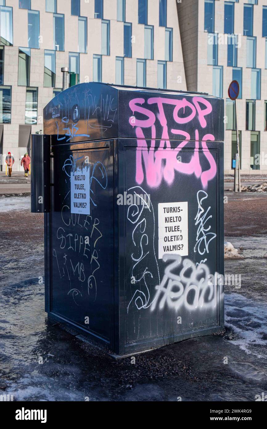 Ferma i nazisti. Graffiti rosa su un contenitore per rifiuti pubblici di Dallapénpuisto nel quartiere Vallila di Helsinki, Finlandia. Foto Stock