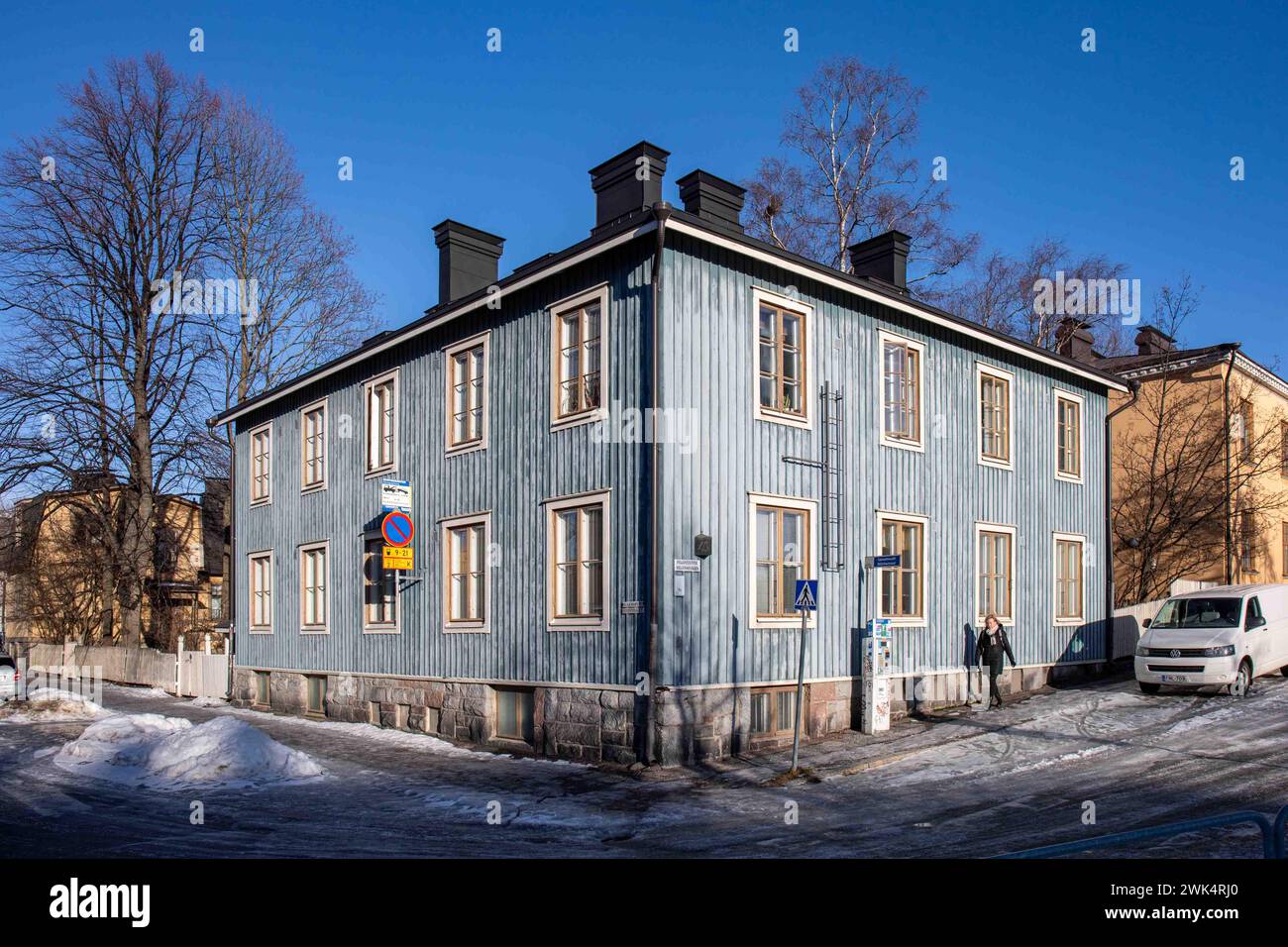 Edificio residenziale in legno all'angolo tra Suvannontie e Päijänteentie nelle soleggiate giornate invernali nel quartiere Puu-Vallila di Helsinki, Finlandia Foto Stock