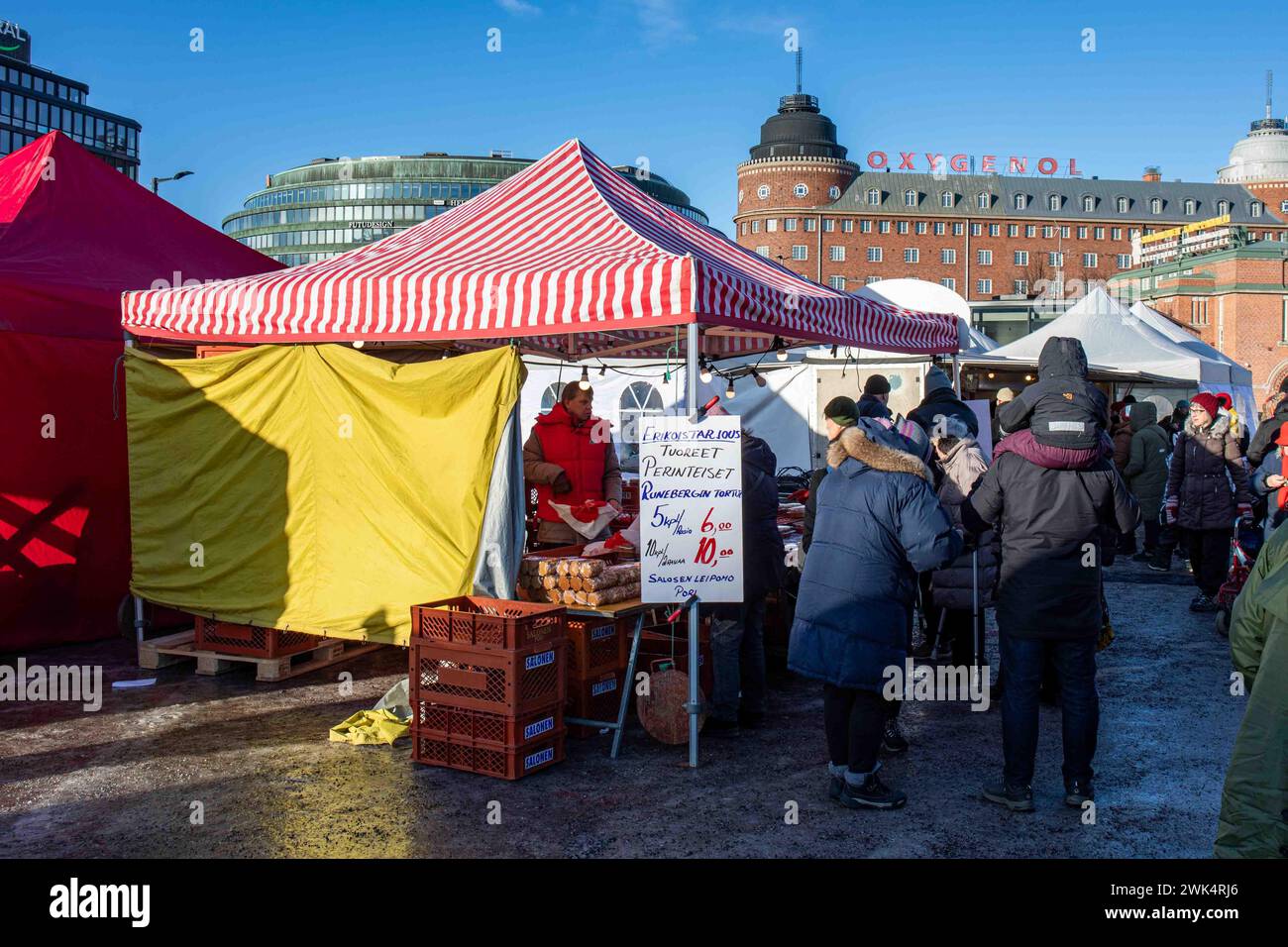 Hakaniemen Maalaismarkkinat presso la piazza del mercato di Hakaniemi nel quartiere Kallio di Helsinki, Finlandia Foto Stock