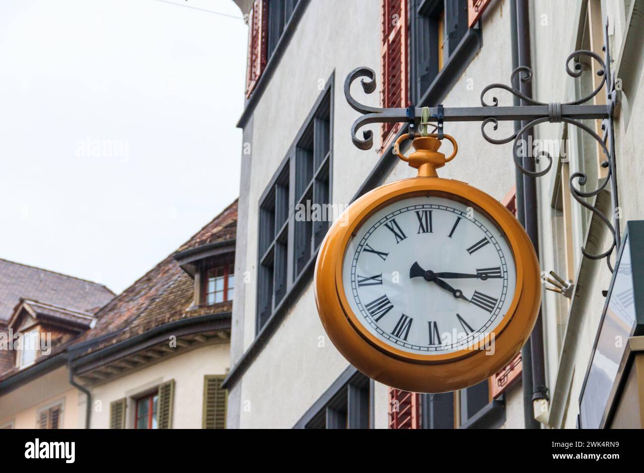 Primo piano del grande orologio sull'edificio in Svizzera Foto Stock