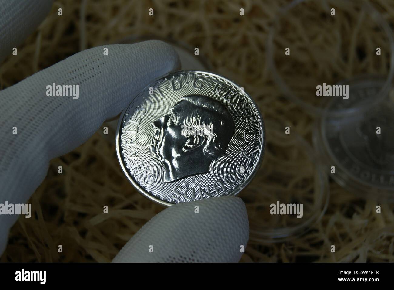 2 libbre Charles III. Una moneta d'argento britannica nelle mani di un numismatico Foto Stock