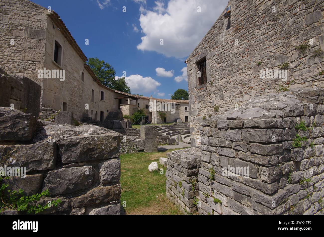 Un ingresso al teatro, sito archeologico di Altilia, Sepino, Molise, Italia. Foto Stock