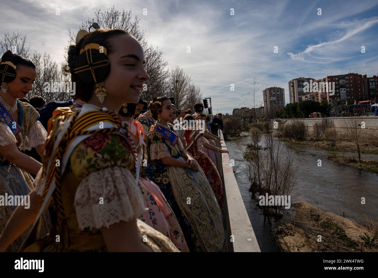 Una donna vestita da fallera guarda verso il fiume Manzanares a Madrid prima della mascleta pirotecnica. Madrid ha tenuto una Mascleta nella zona del Parco Río di Madrid, dove sono stati fatti detonare più di 300 chili di esplosivi.precedentemente presso il Palazzo Cibeles, sede del consiglio comunale di Madrid, si è tenuto un evento ufficiale per accogliere la delegazione valenciana con la partecipazione del sindaco di Madrid, Jose Luis Martínez - Almeida; il presidente della Generalitat valenciana, Carlos Mazón e il sindaco di Valencia, María José Catalá e centinaia di "falleras" con i loro costumi tipici. Foto Stock