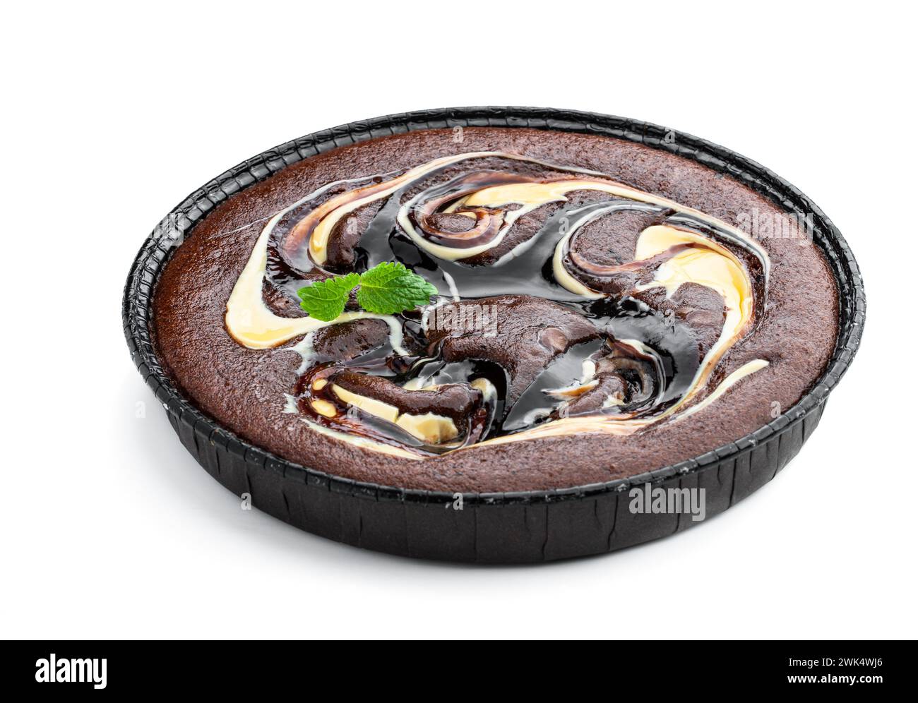 Crostata di cioccolato fondente decorata con ganache bianche e scure isolate su bianco Foto Stock