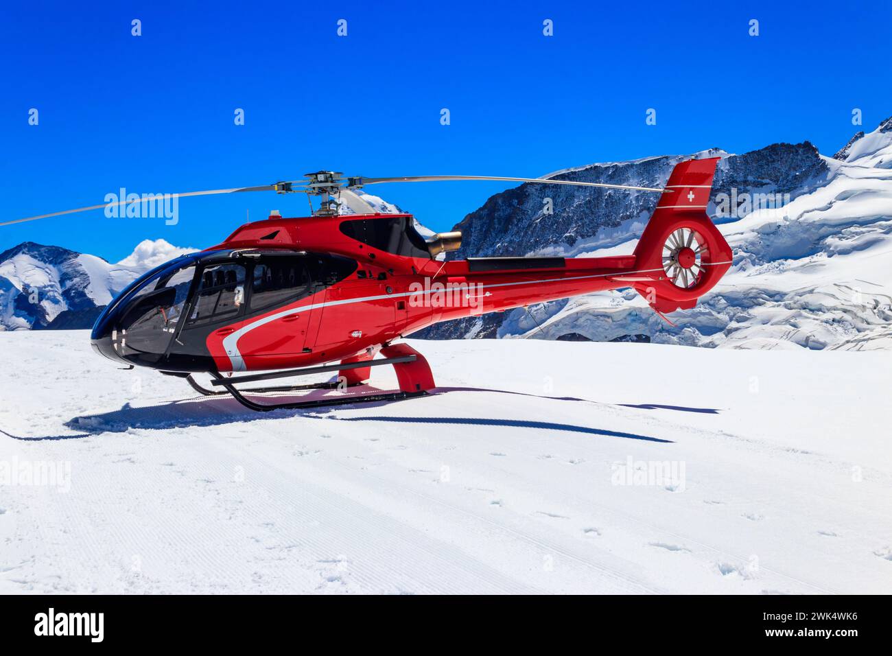 Elicottero rosso sbarcò sul monte Jungfrau nell'Oberland Bernese, in Svizzera Foto Stock