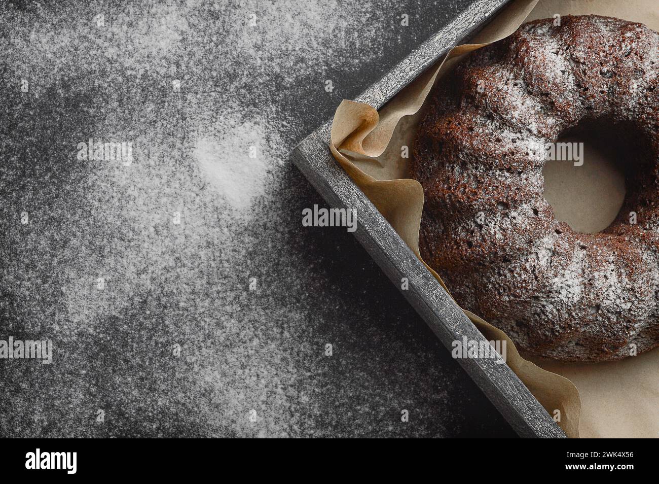 torta e farina su sfondo scuro. Panetteria, pane, dolci al forno, torte e biscotti di pasticceria. Cibo fatto in casa. Copia spazio. Vista dall'alto e disposizione piatta. Foto Stock