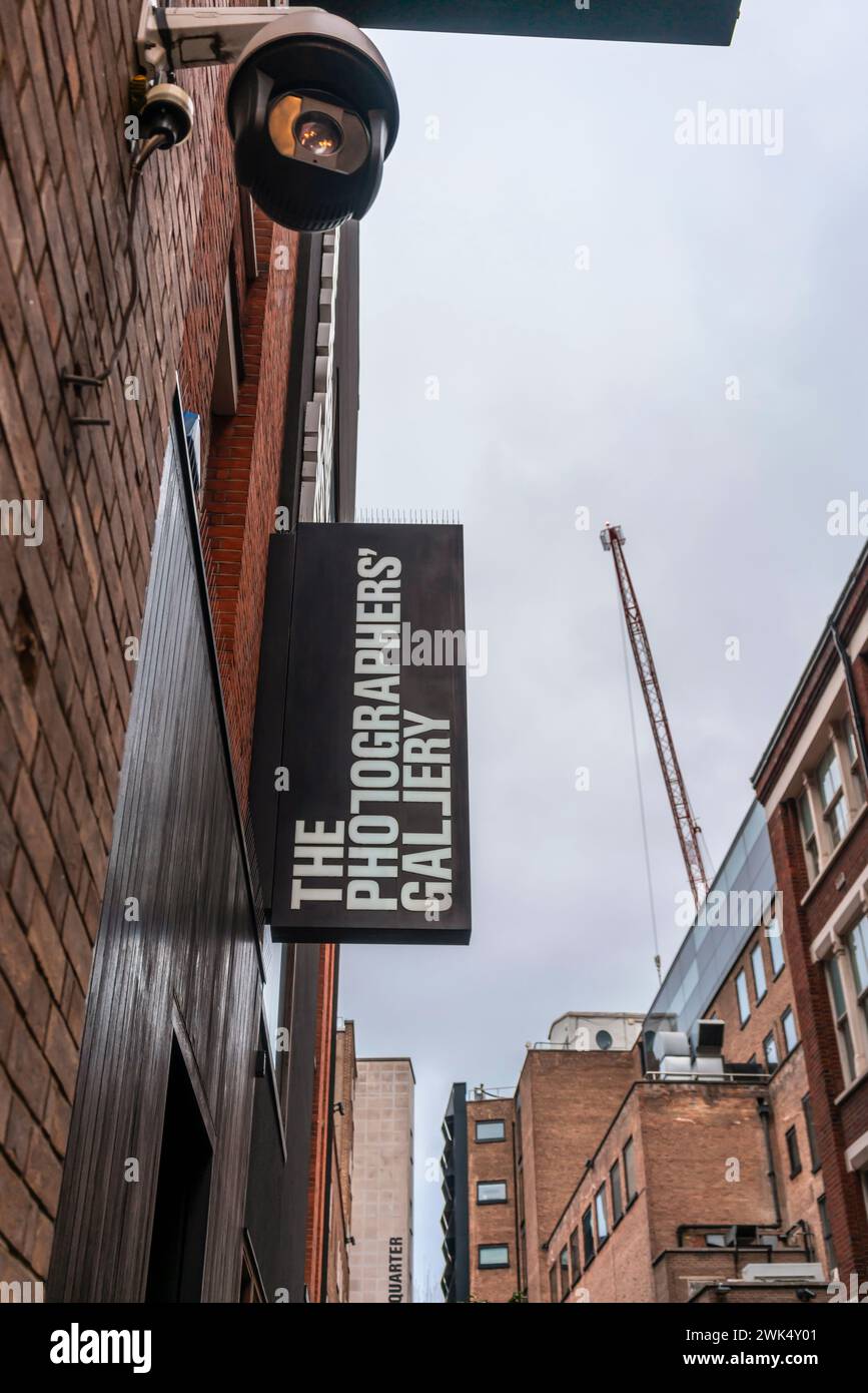 Il cartello della Photographers' Gallery si trova al Soho Photography Quarter in Ramillies Street, Soho, Londra, Inghilterra, Regno Unito Foto Stock