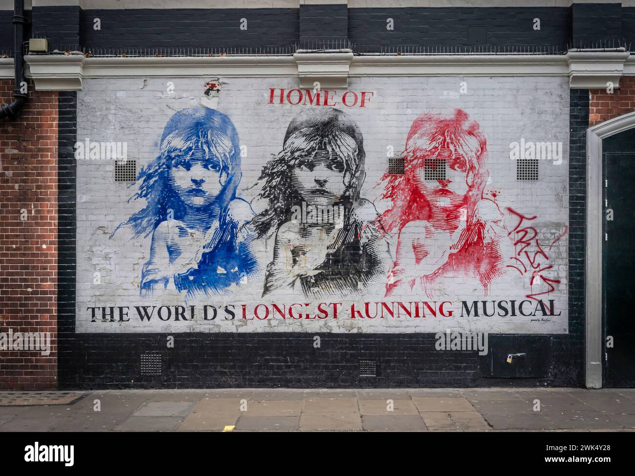 Les Miserables stencil wall art in Wardour Street a Londra W1 Soho, Inghilterra, Regno Unito Foto Stock