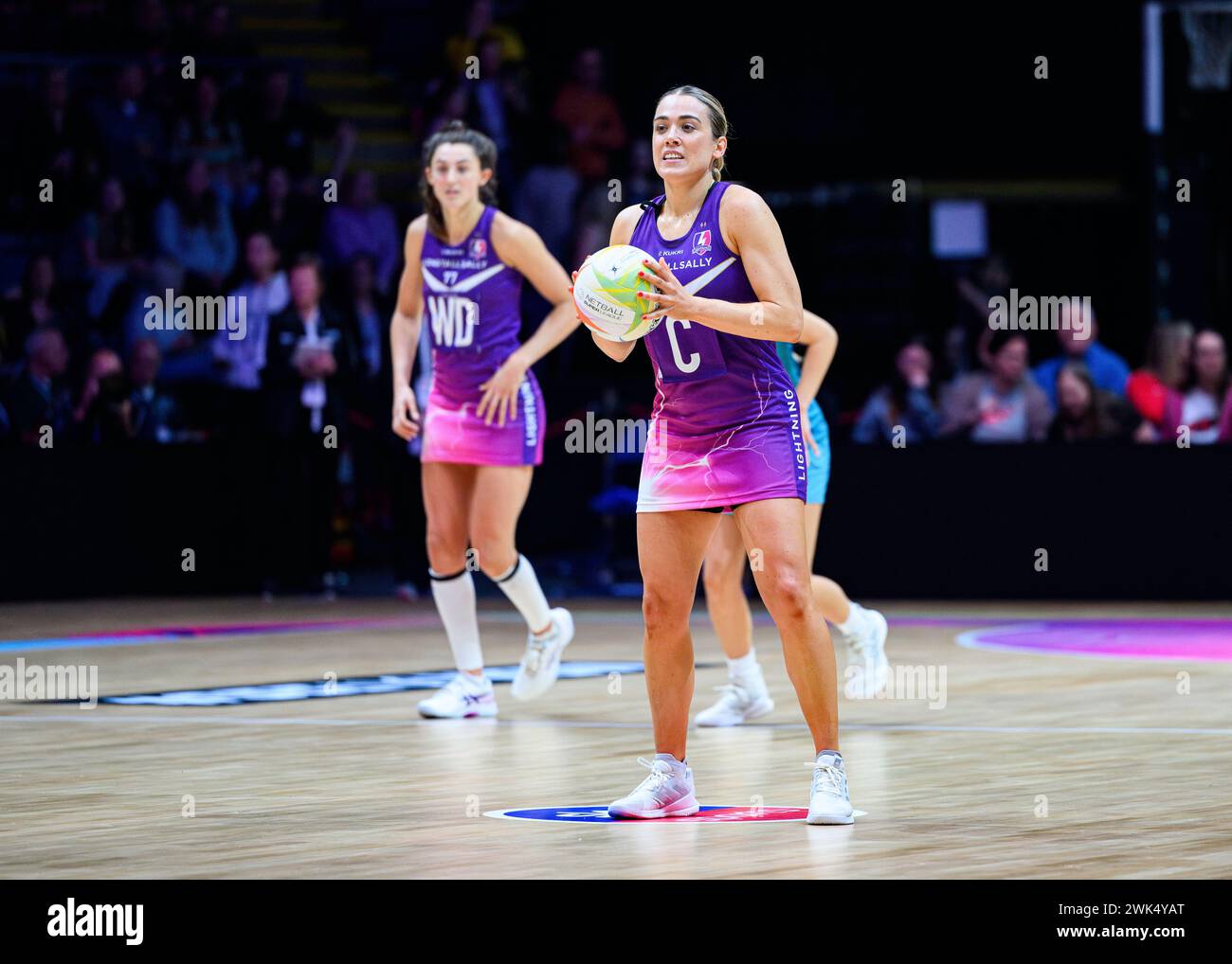 NOTTINGHAM, REGNO UNITO. 17 febbraio 24. NAT Panagarry (a destra) in azione durante l'odierna partita di Loughborough Lightning contro Surrey Storm durante la stagione di apertura Netball Super League 2024 alla Motorpoint Arena sabato 17 febbraio 2024, NOTTINGHAM, INGHILTERRA. Crediti: Taka G Wu/Alamy Live News Foto Stock