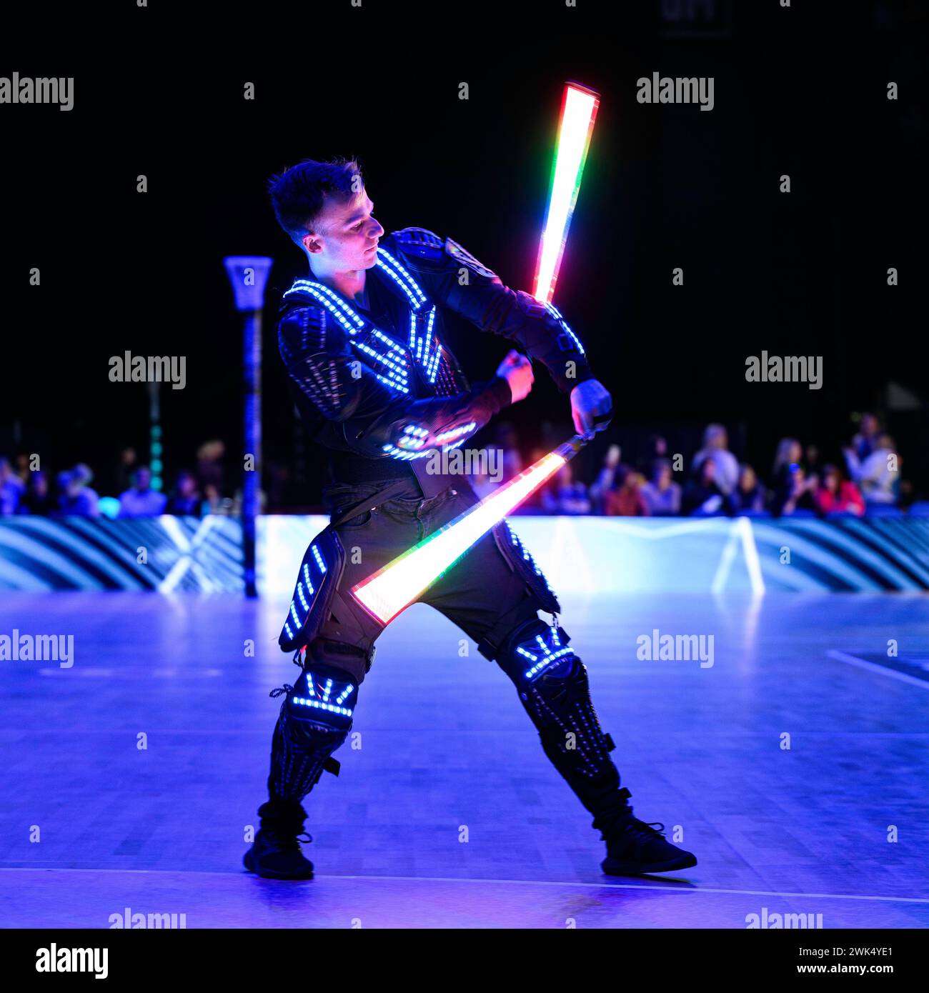 NOTTINGHAM, REGNO UNITO. 17 febbraio 24. L'artista esegue uno spettacolo di luci prima di Strathclyde Sirens contro Team Bath durante la stagione di apertura Netball Super League 2024 alla Motorpoint Arena sabato 17 febbraio 2024, NOTTINGHAM, INGHILTERRA. Crediti: Taka G Wu/Alamy Live News Foto Stock