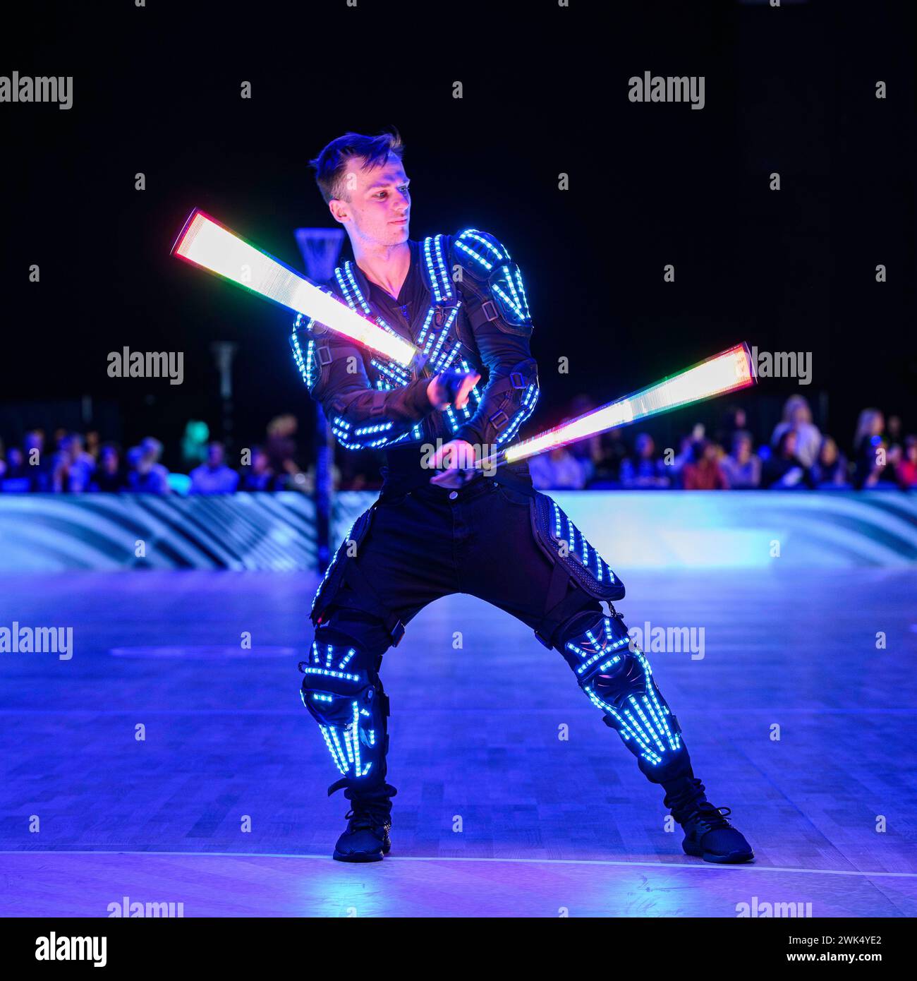 NOTTINGHAM, REGNO UNITO. 17 febbraio 24. L'artista esegue uno spettacolo di luci prima di Strathclyde Sirens contro Team Bath durante la stagione di apertura Netball Super League 2024 alla Motorpoint Arena sabato 17 febbraio 2024, NOTTINGHAM, INGHILTERRA. Crediti: Taka G Wu/Alamy Live News Foto Stock
