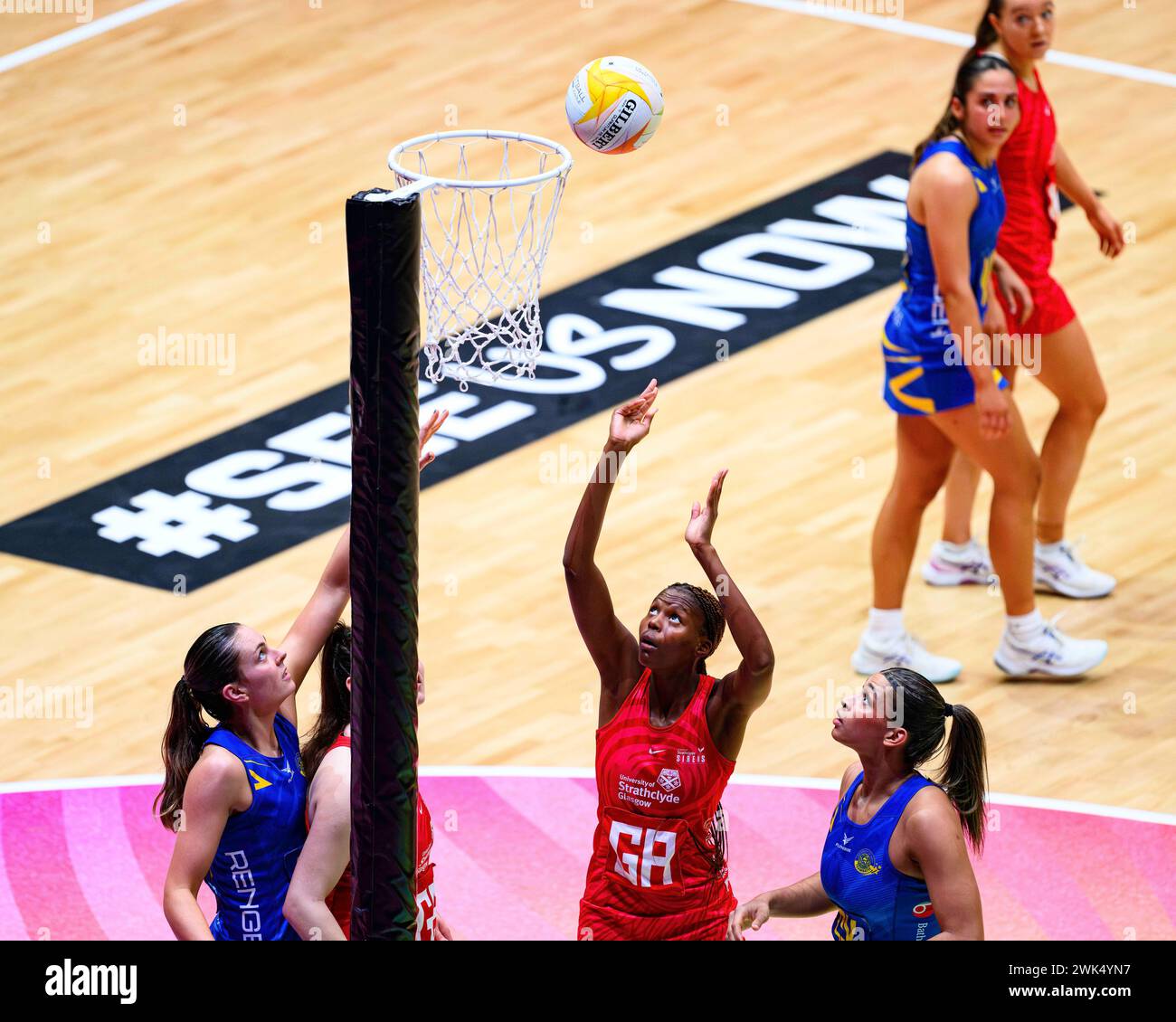 NOTTINGHAM, REGNO UNITO. 17 febbraio 24. Sammy Ngubane (centro) in azione durante l'odierna partita tra Strathclyde Sirens e Team Bath durante la stagione di apertura Netball Super League 2024 alla Motorpoint Arena sabato 17 febbraio 2024, NOTTINGHAM, INGHILTERRA. Crediti: Taka G Wu/Alamy Live News Foto Stock