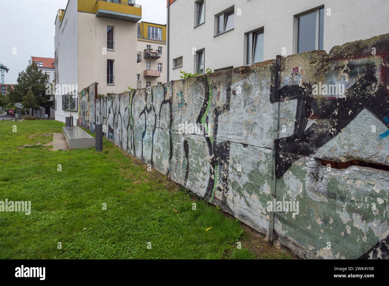 Resti del muro interno (del muro di Berlino) su Bernauer Strasse, Berlino, Germania. Foto Stock